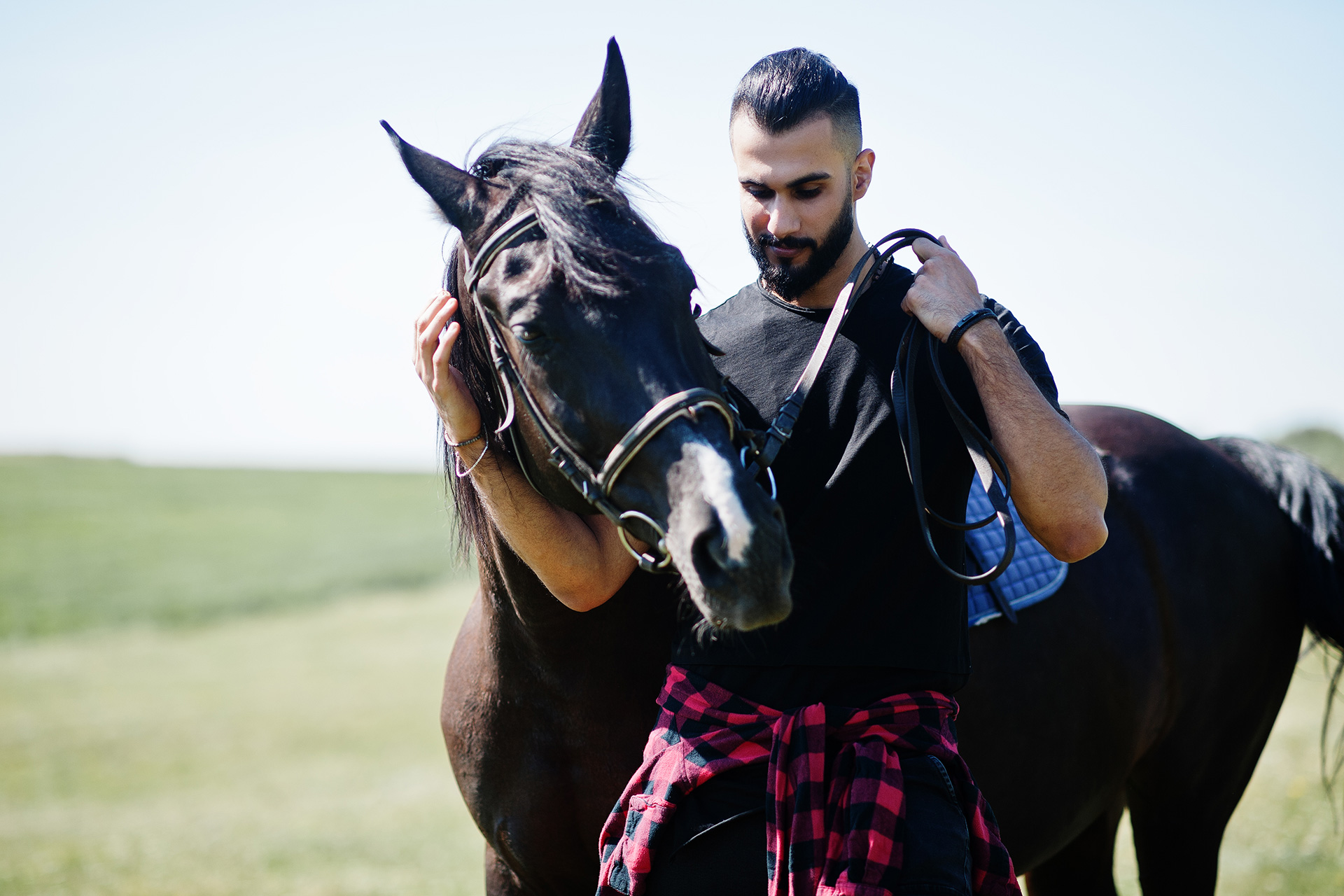 arab-man-with-arabian-horse-2022-02-03-06-32-17-zmufmsn-jpg