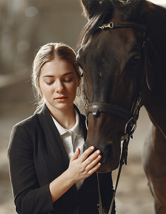 the-rider-in-black-form-trains-with-the-horse-2021-08-27-09-58-25-qy666br-a-jpg